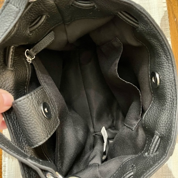 VINCE CAMUTO, NWOT, BLACK PURSE WITH CROSSBODY STRAP. - Picture 3 of 8